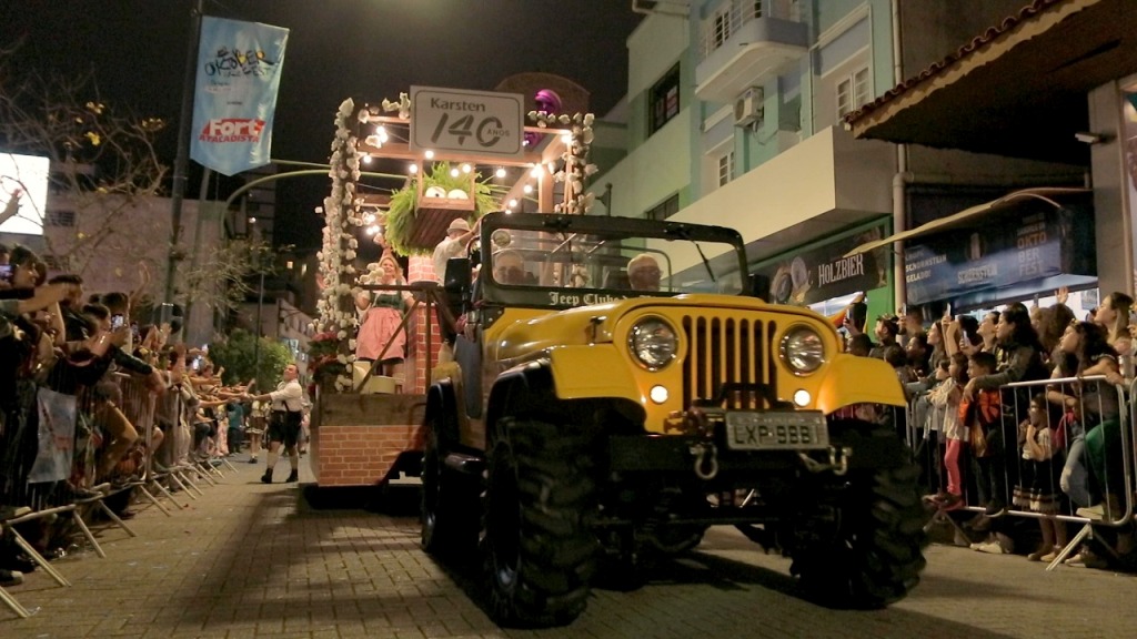 Karsten traz a força têxtil para o desfile de abertura da 37ª Oktoberfest de Blumenau