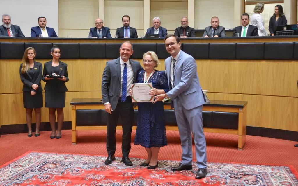 Dona Erna Scheidt recebe a Comenda do Legislativo Catarinense