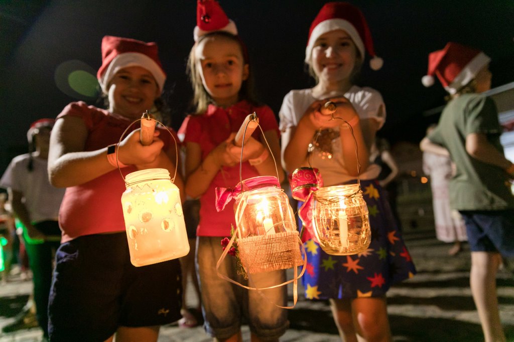 Weihnachtsfest l Tradicional Desfile de Lanternas encanta moradores de