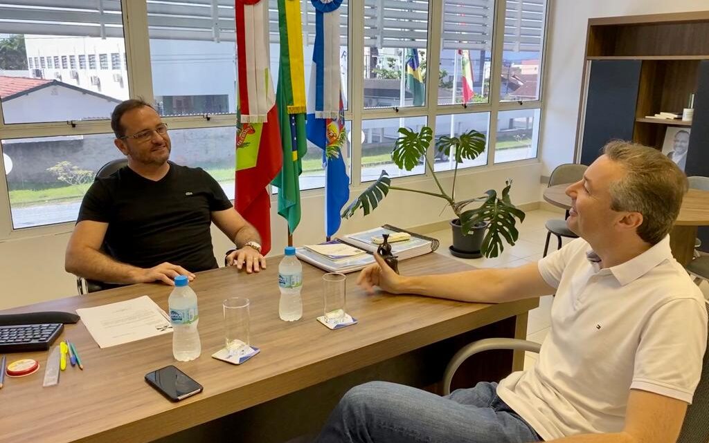 Após fortes chuvas, deputado Napoleão Bernardes visita lideranças de Timbó para prestar apoio