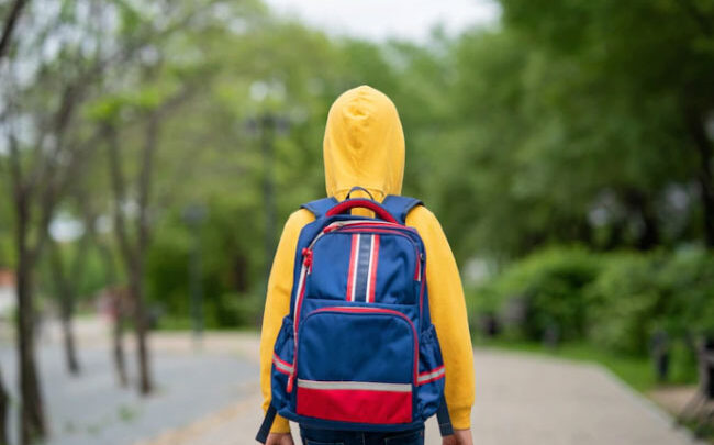 Volta às aulas e um alerta: cuidado com o peso da mochila