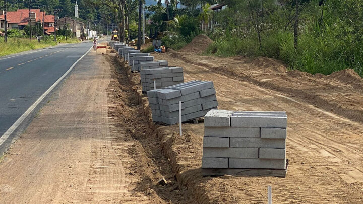 Construção das calçadas padronizadas no Bairro Rodeio 12