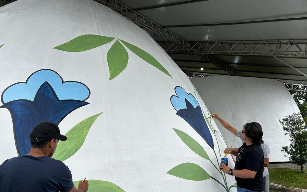 Ovo de 16 metros de altura da 15ª Osterfest começa a ser pintado em Pomerode (SC)