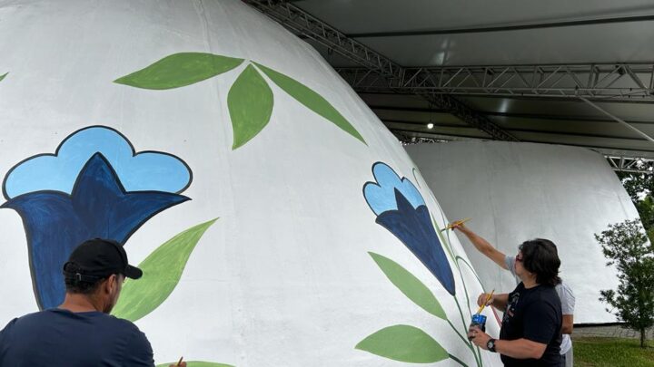 Ovo de 16 metros de altura da 15ª Osterfest começa a ser pintado em Pomerode (SC)