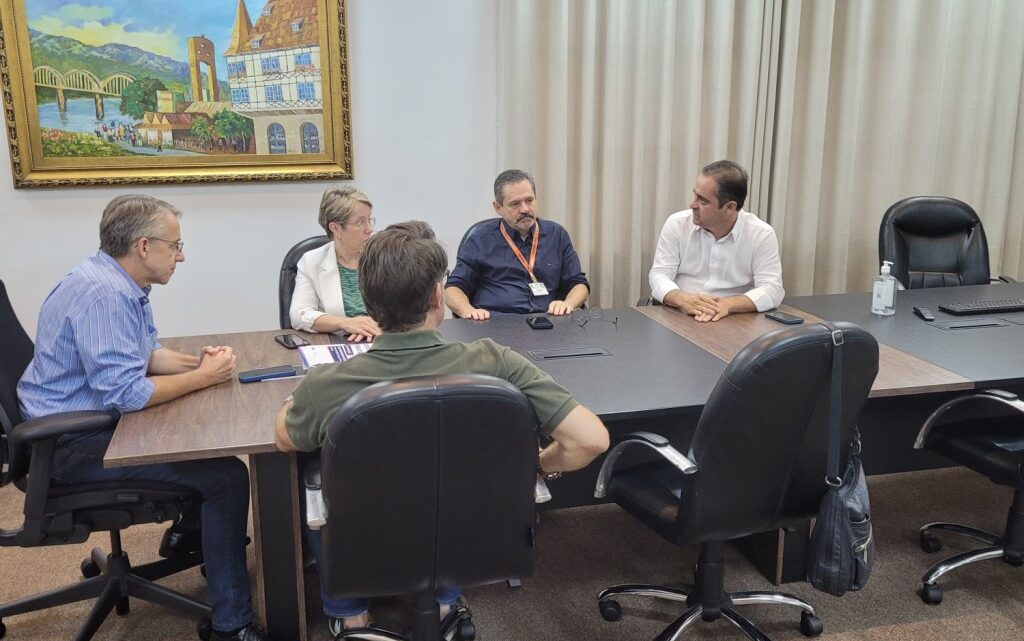 Blumenau e Amve analisam parceria para expansão do serviço de meteorologia