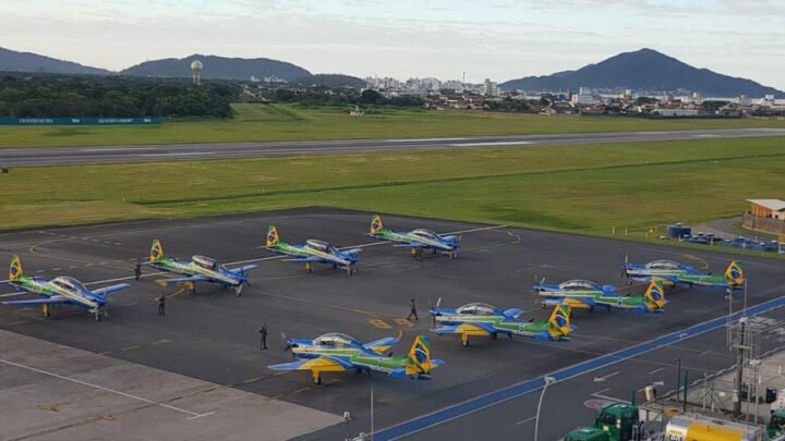 Aeronaves da Esquadrilha da Fumaça passam pelo Aeroporto Internacional de Navegantes