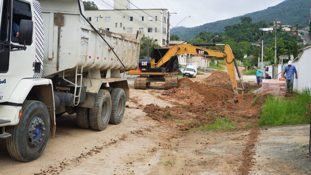 Prefeitura de Timbó realiza força-tarefa para retomada de obras após longo período de chuvas