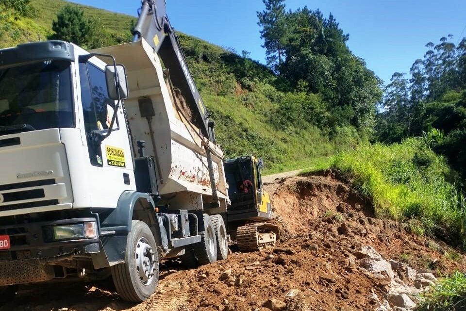 Secretaria de Obras de Timbó retoma serviço de recuperação da via na Mulde