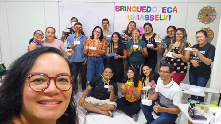 Turma de Pedagogia da UNIASSELVI realiza oficina de criação de brinquedos