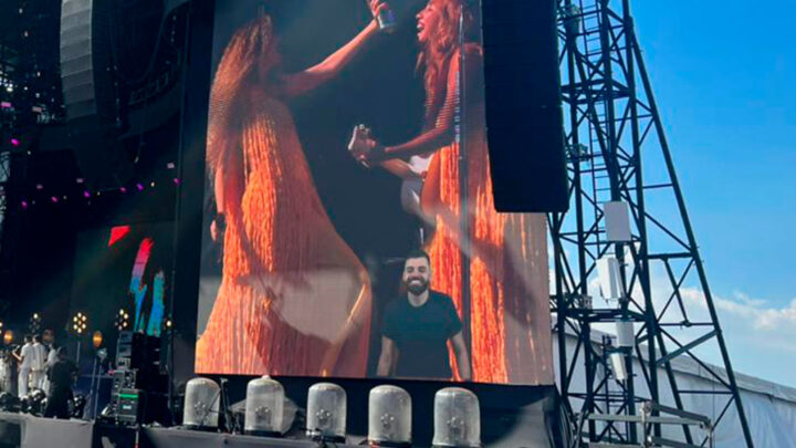 Tutor da UNIASSELVI faz interpretação em Libras no Lollapalooza