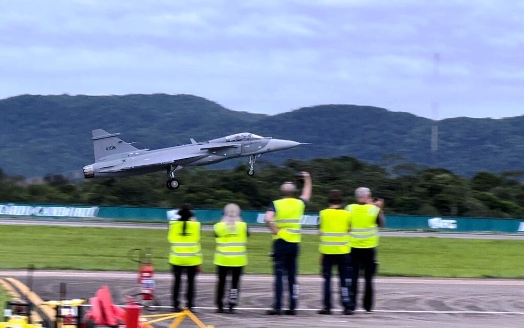 Caças F-39 cortam os céus de Santa Catarina e chegam na Base Aérea de Anápolis