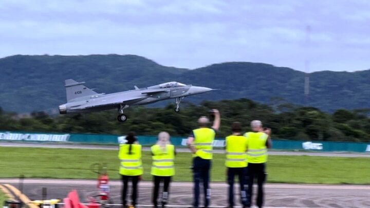 Caças F-39 cortam os céus de Santa Catarina e chegam na Base Aérea de Anápolis