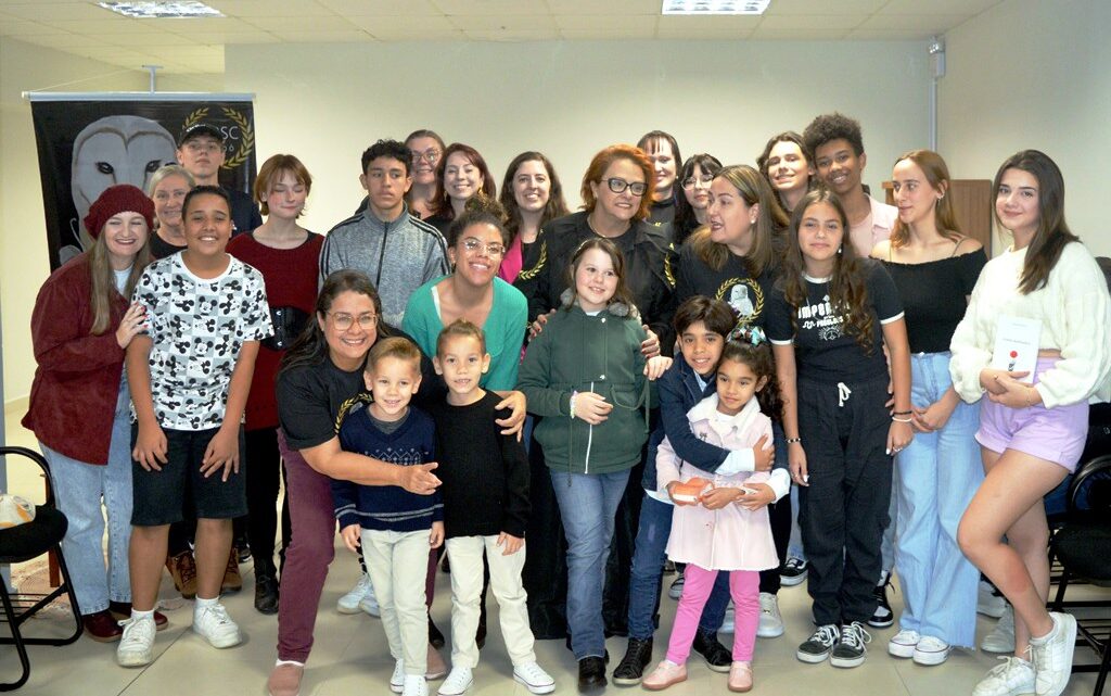 Sarau Viva Poesia encanta público durante Feira do Livro de Timbó