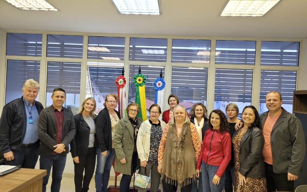 Mulheres integrantes do Grupo “Costurando Cuidados” fazem visita à Câmara