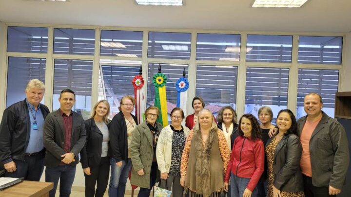 Mulheres integrantes do Grupo “Costurando Cuidados” fazem visita à Câmara