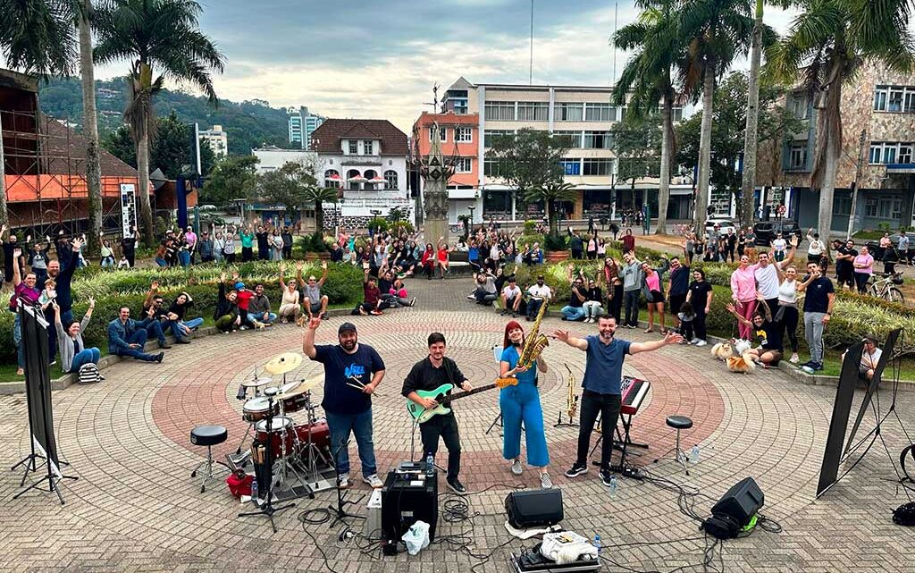 Projeto Jazz na Rua traz apresentação de música instrumental no dia 9 de  julho, na praça do Teatro Carlos Gomes, em Blumenau - Portal Timbó Net