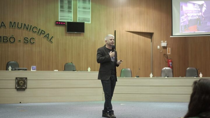 Deputado Egidio Ferrari promove palestra sobre proteção animal em Timbó (SC)