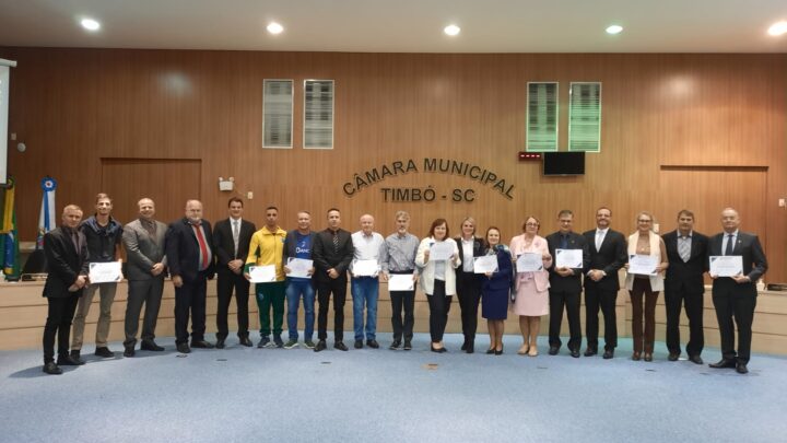 Câmara Municipal de Timbó realiza Sessão Solene com entrega de Moções