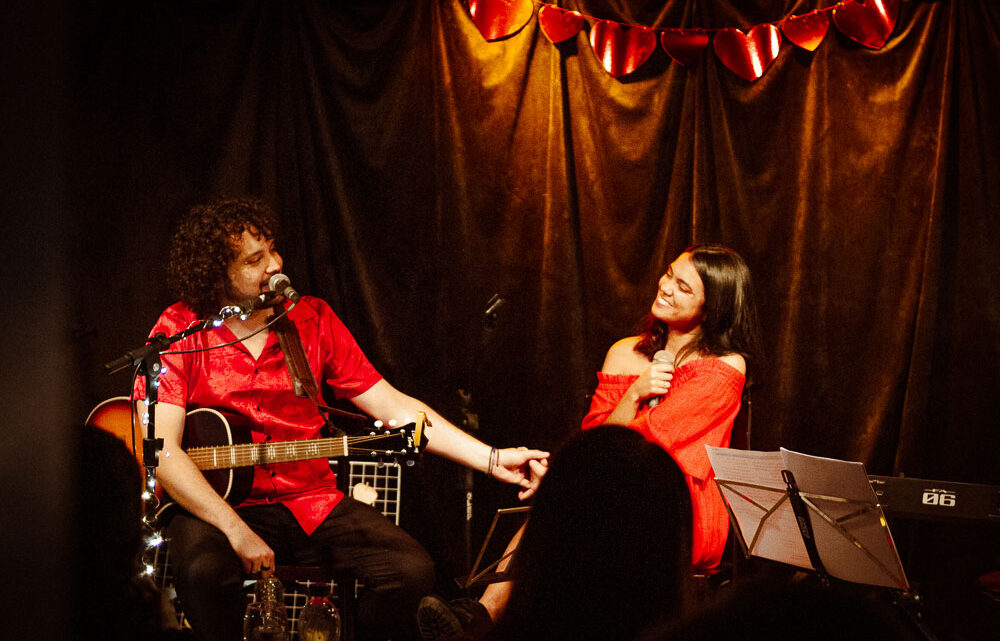 Léo Vieira e Laura Macedo fazem show-duo, no Salvador Cozinha, em Blumenau