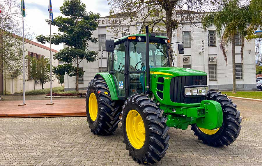 Departamento de Agricultura de Timbó adquire novo trator pneu