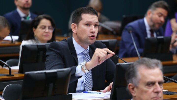 Parlamentares catarinenses assinam o pedido de impeachment do Ministro do STF Luís Roberto Barroso