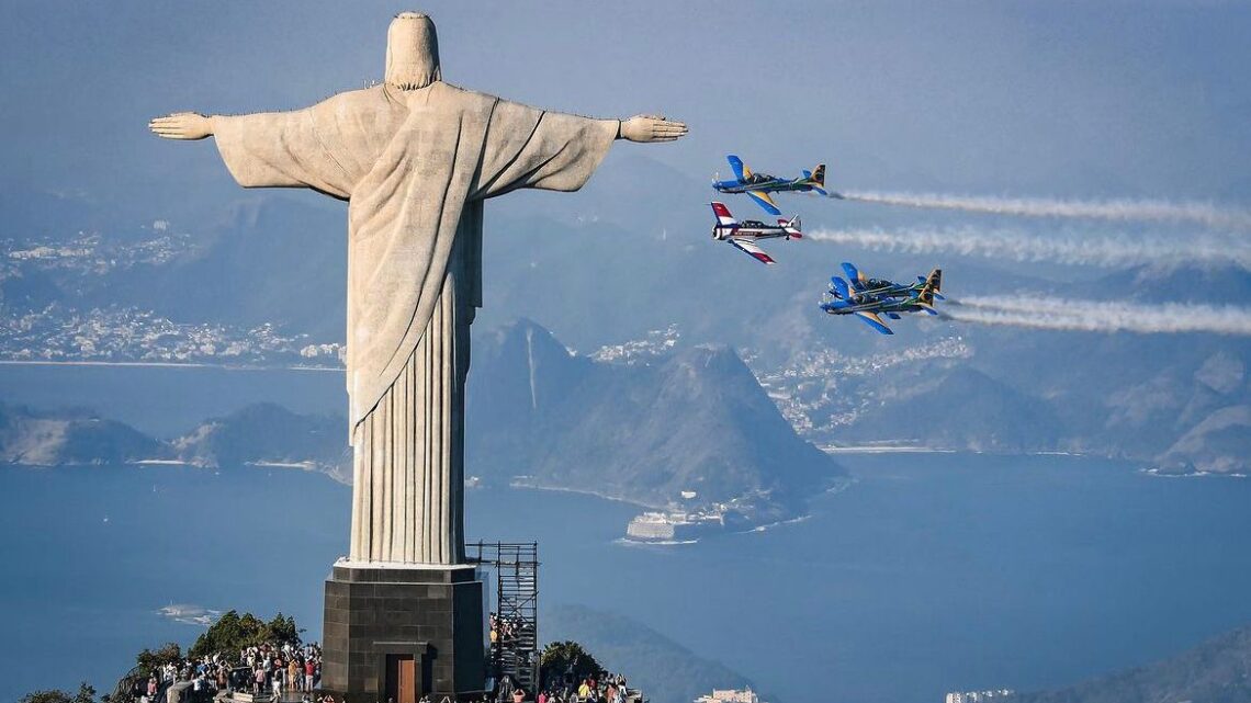 Réplica da Demoiselle, da Hangar 33, sobrevoou Museu Aeroespacial, no Rio de Janeiro no último sábado (29)