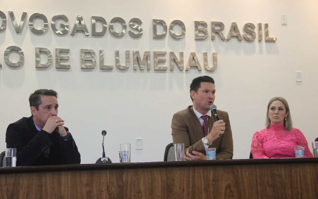 Deputado Gilson Marques participa de debate sobre desvio produtivo do consumidor, na OAB Blumenau