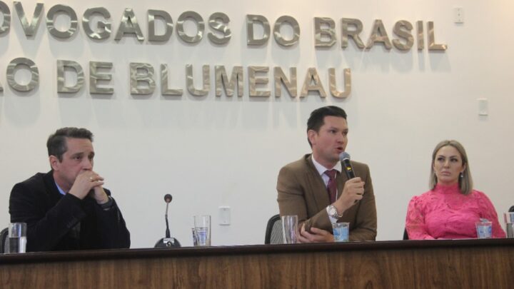 Deputado Gilson Marques participa de debate sobre desvio produtivo do consumidor, na OAB Blumenau