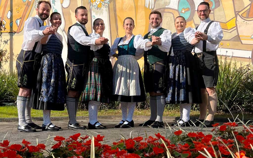 Grupo de Dança Folclórica do Verde Vale leva oficina e apresentação de dança folclórica à escola e instituição de Blumenau