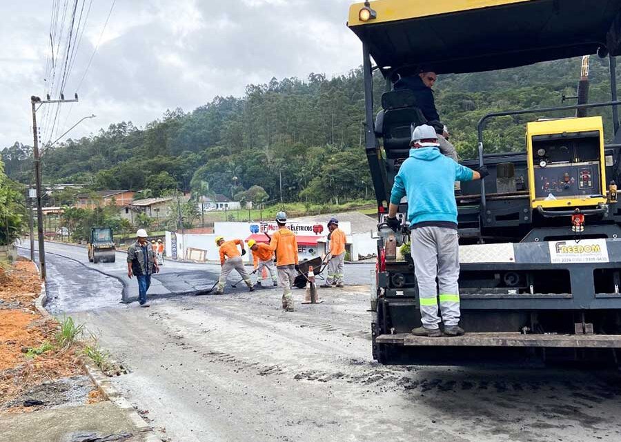 Pavimenta Timbó – Rua Augusto Brandt recebe primeira camada asfáltica