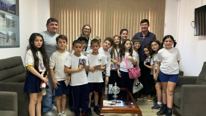 Rodeio – Alunos da Escola Santo Antônio visitam os poderes executivo e legislativo do município