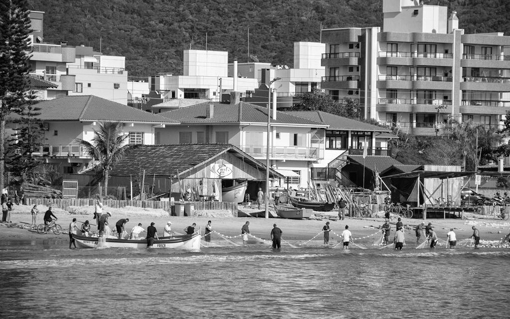 Fotógrafo Samuel de Oliveira lança livro sobre a pesca artesanal da tainha, na Casa de Cultura Dona Tila, em Bombinhas, no dia 16 de setembro