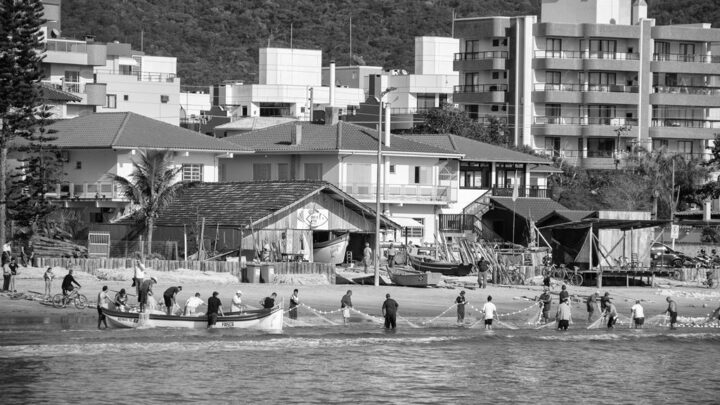 Fotógrafo Samuel de Oliveira lança livro sobre a pesca artesanal da tainha, na Casa de Cultura Dona Tila, em Bombinhas, no dia 16 de setembro