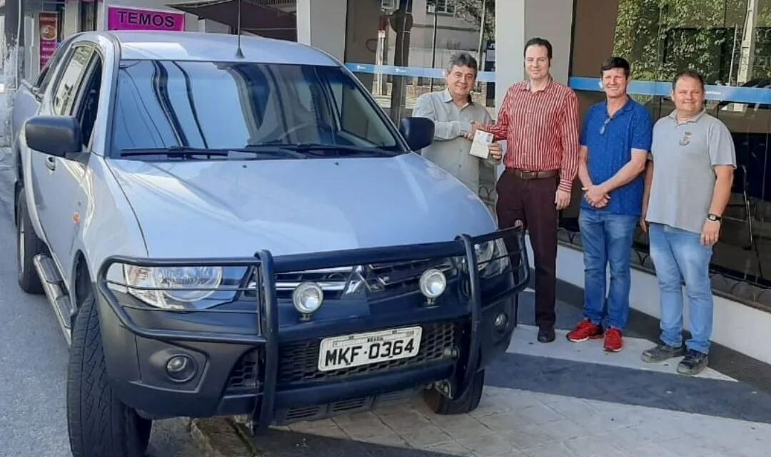 Receita Federal de Blumenau faz doação de uma camionete Mitsubishi L200 para a Prefeitura de Rodeio