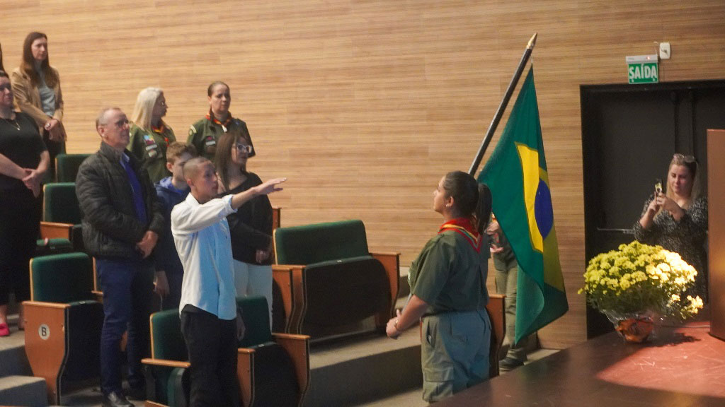 Jovens timboenses fazem juramento de compromisso à bandeira