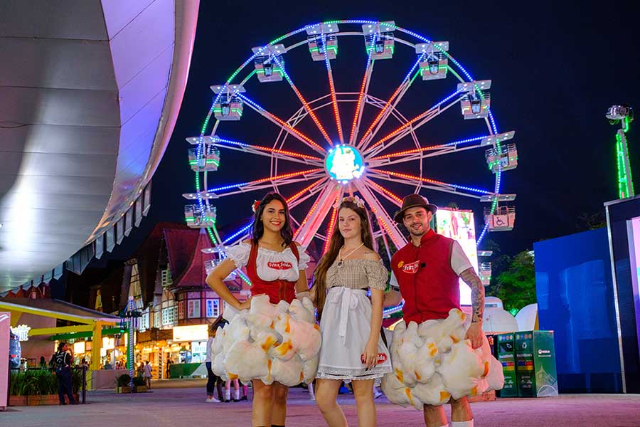 Empresas apostam na interação com o público para divulgar suas marcas na Oktoberfest de Blumenau