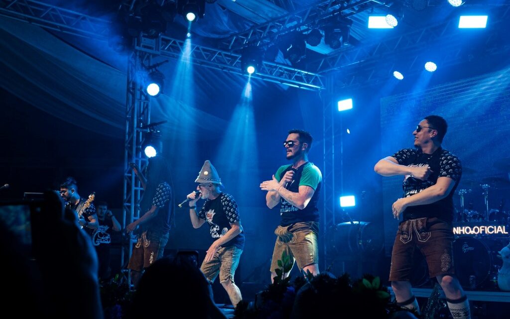 Banda Cavalinho e Super Banda Choppão agitam primeira noite do retorno da 31ª Festa do Imigrante de Timbó