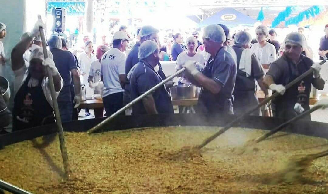 Evento que celebra atividade pesqueira, 8º Festival do Camarão de Porto Belo terá shows nacionais e risotão de uma tonelada