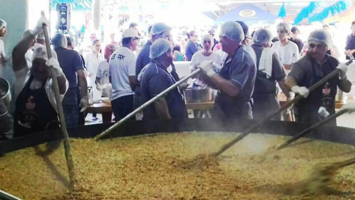 Evento que celebra atividade pesqueira, 8º Festival do Camarão de Porto Belo terá shows nacionais e risotão de uma tonelada