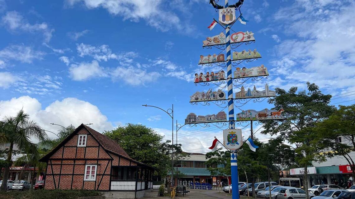 Timbó tem Maibaum na Praça Frederico Donner