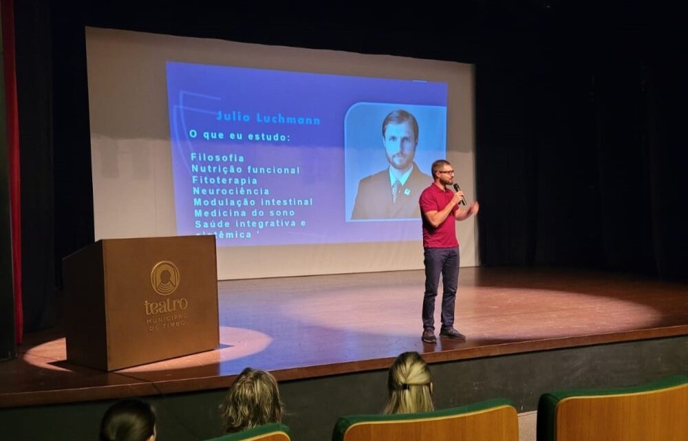 Profissionais da rede municipal de ensino de Timbó participam de primeira formação continuada do ano