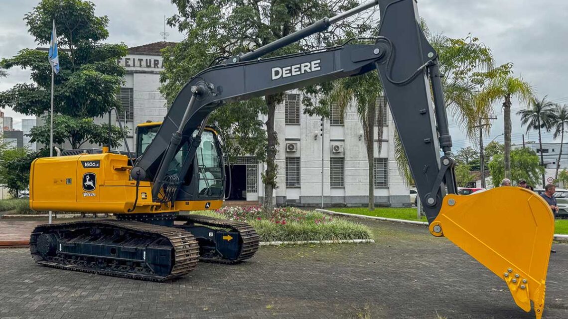 Departamento de Agricultura de Timbó adquire nova escavadeira hidráulica