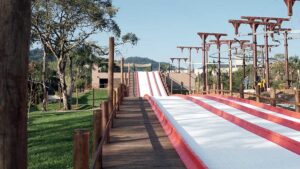 Pistas de Zorb Ball e tubbing e tirolesa já estão prontas para receber os visitantes Foto: Divulgação