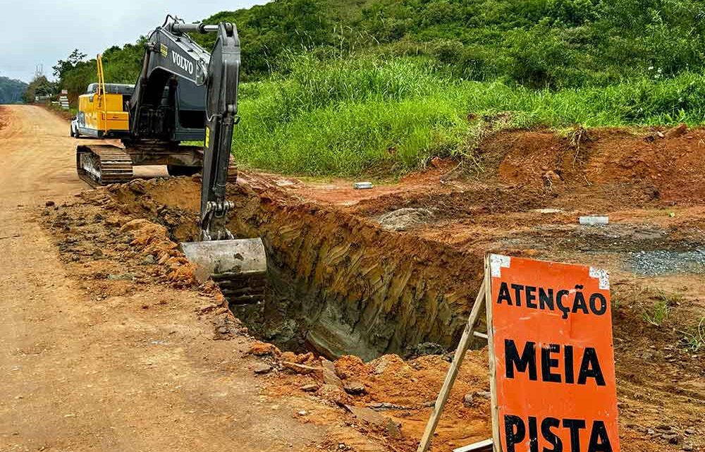 Timbó – Rua Erwin Haake começa a receber reforço para pavimentação