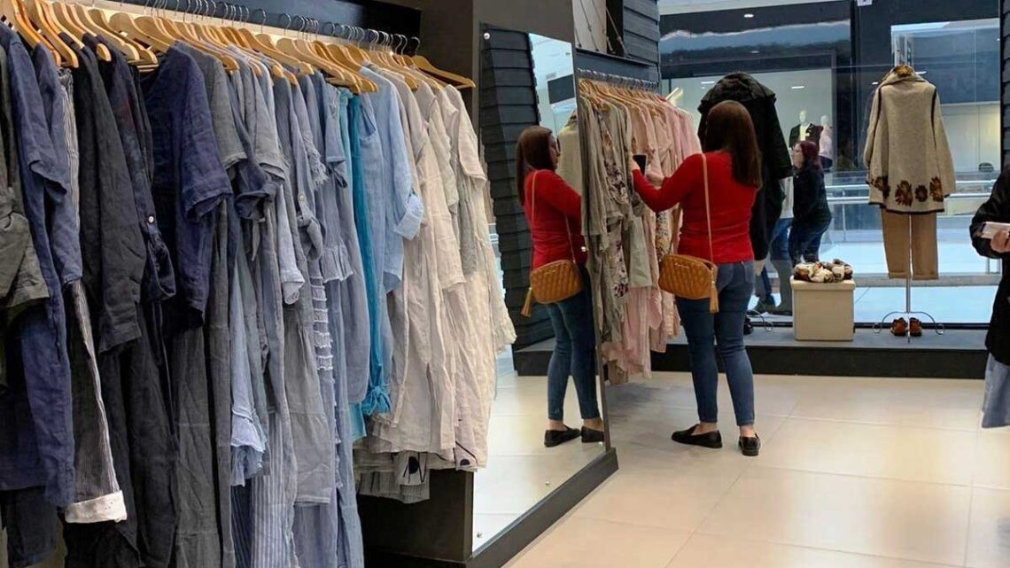 Marca italiana faz bazar de roupas em Blumenau