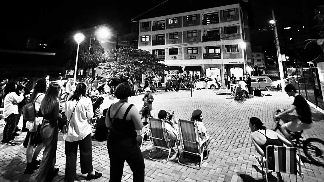 No dia 17 de julho, o Projeto Groove Urbano traz nova apresentação de música instrumental à praça em frente à galeria do Rui’s One Chair, em Blumenau