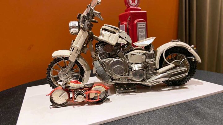 Motos em miniatura, produzidas a partir de relógios, compõem exposição temporária no Museu da Cerveja