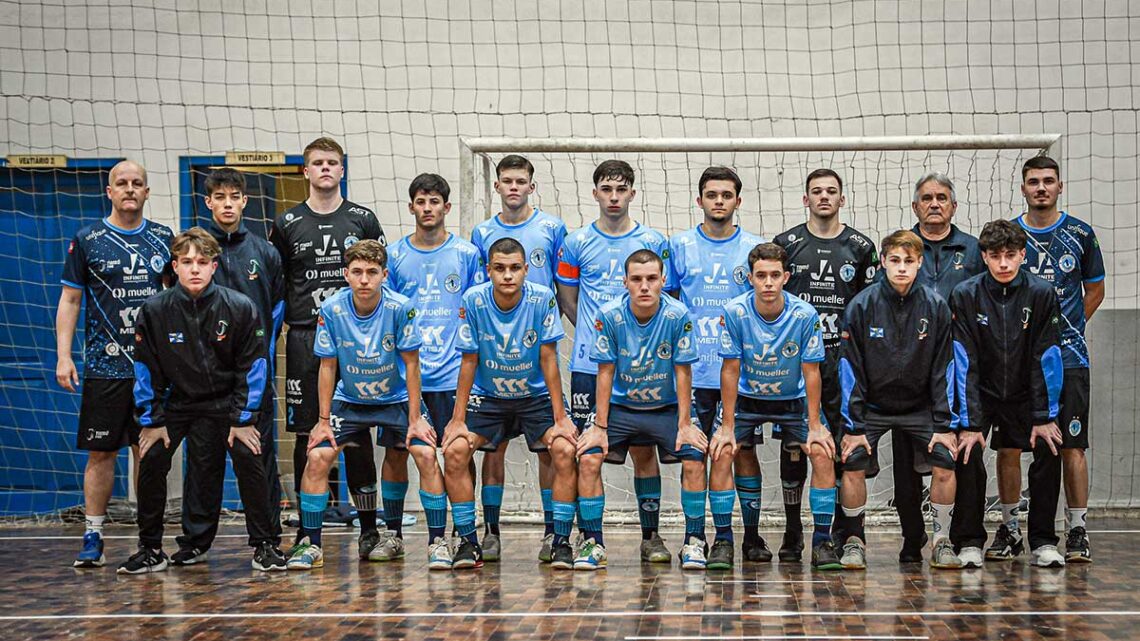 Representando a EEB Ruy Barbosa, Associação Timbó Futsal disputa a fase Estadual do JESC 15 a 17 anos nesta semana na Pérola do Vale.