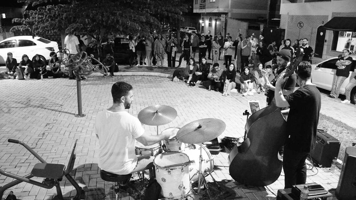 6º edição do projeto Groove Urbano traz apresentação de jazz na praça em frente à galeria do Rui’s One Chair, nesta quarta-feira, em Blumenau