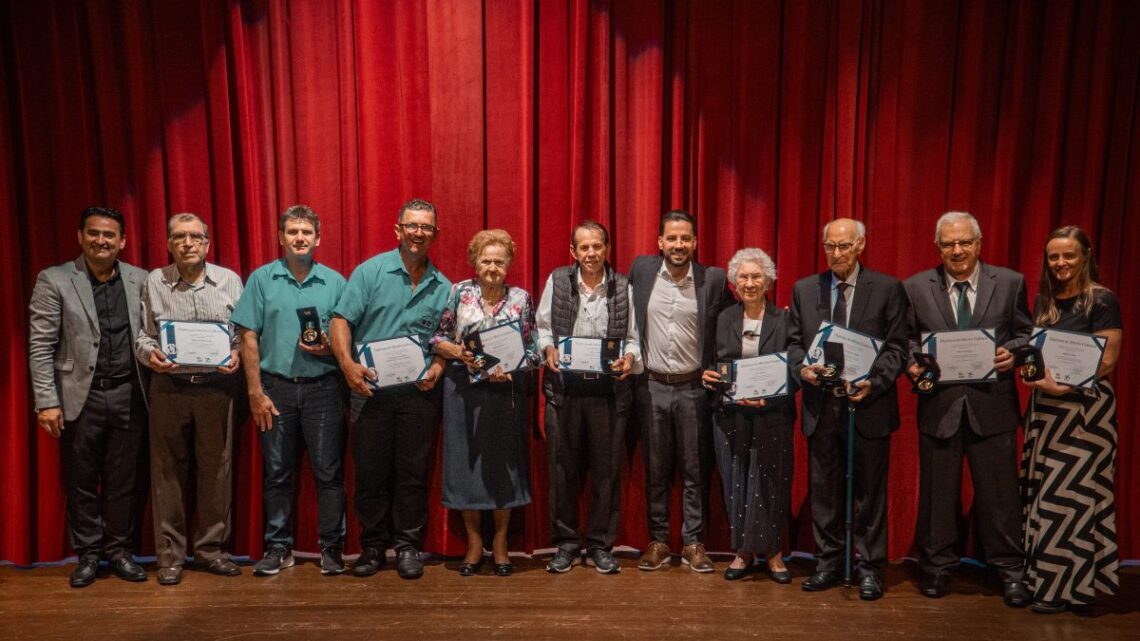 Artistas, grupos e personalidades culturais de Timbó recebem Medalha de Mérito Cultural Lindolf Bell 2024